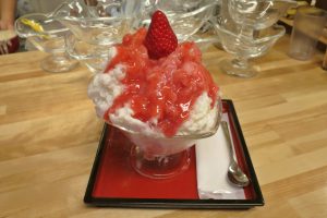 【日暮里美食】新鮮草莓牛奶冰！谷中銀座ひみつ堂天然刨冰