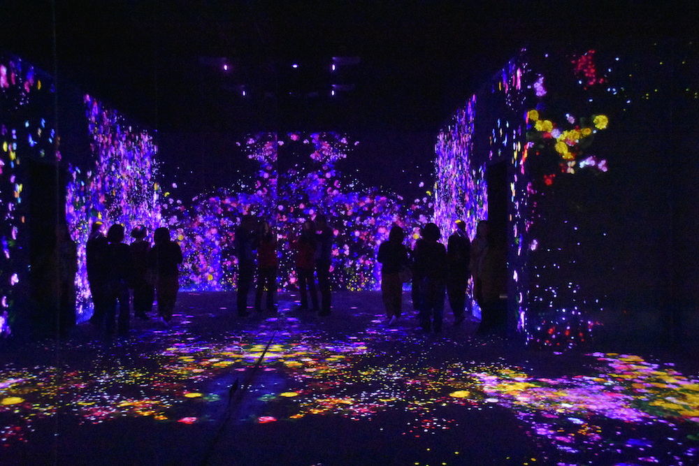 東京新展覽：台場teamLab Borderless數位藝術美術館！繽紛燈光投影互動設計