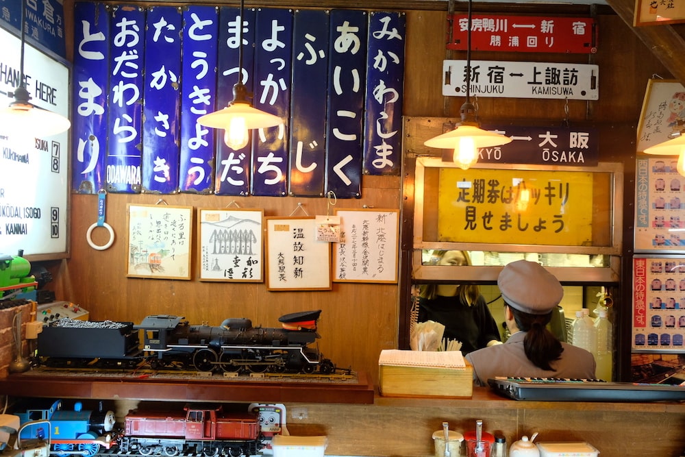 東京．祐天寺鐵道主題餐廳「Niagara」！用蒸氣火車送咖哩上桌