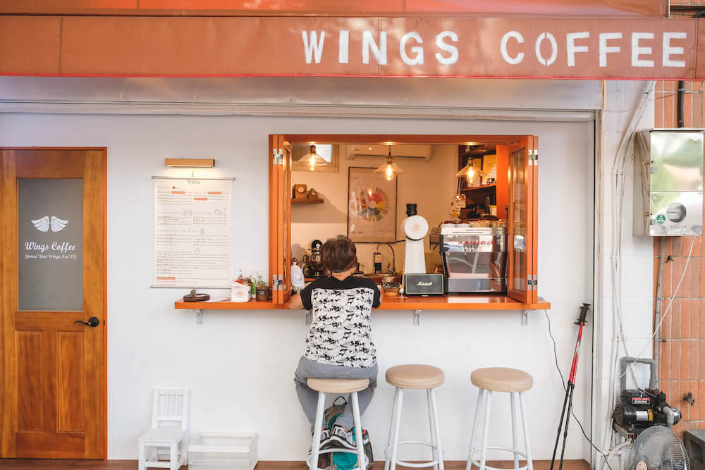 Wings Coffee Bar｜巧遇街角的美好，被綠蔭圍繞的質感迷你咖啡店