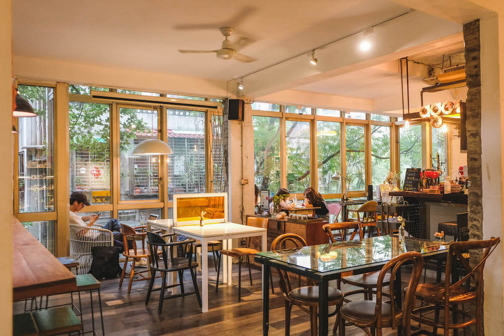 台北私藏公寓咖啡廳「AGCT apartment」｜隱身在溫州街的秘密空間，被新綠圍繞的午後