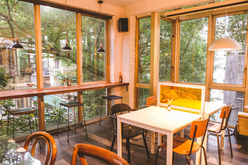 台北私藏公寓咖啡廳「AGCT apartment」｜隱身在溫州街的秘密空間，被新綠圍繞的午後