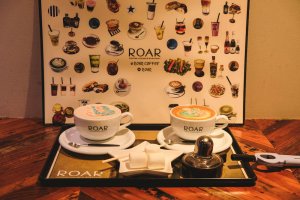東京八丁堀「Roar coffeehouse Roastery」｜街角的彩虹拉花咖啡廳＆手烤棉花糖