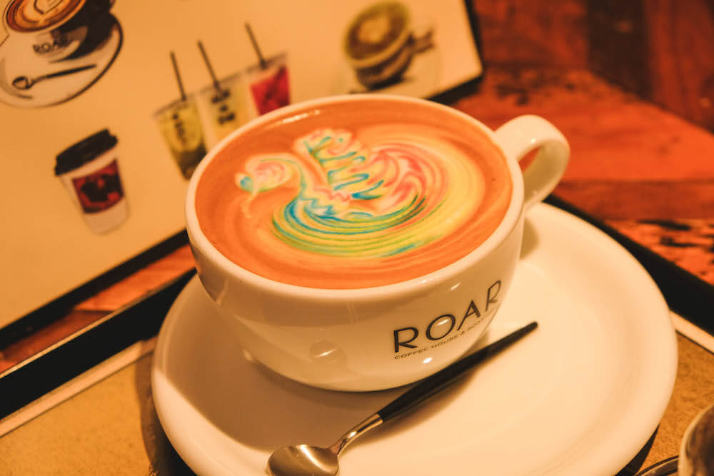 東京八丁堀「Roar-coffeehouse-Roastery」｜街角的彩虹拉花咖啡廳＆手烤棉花糖