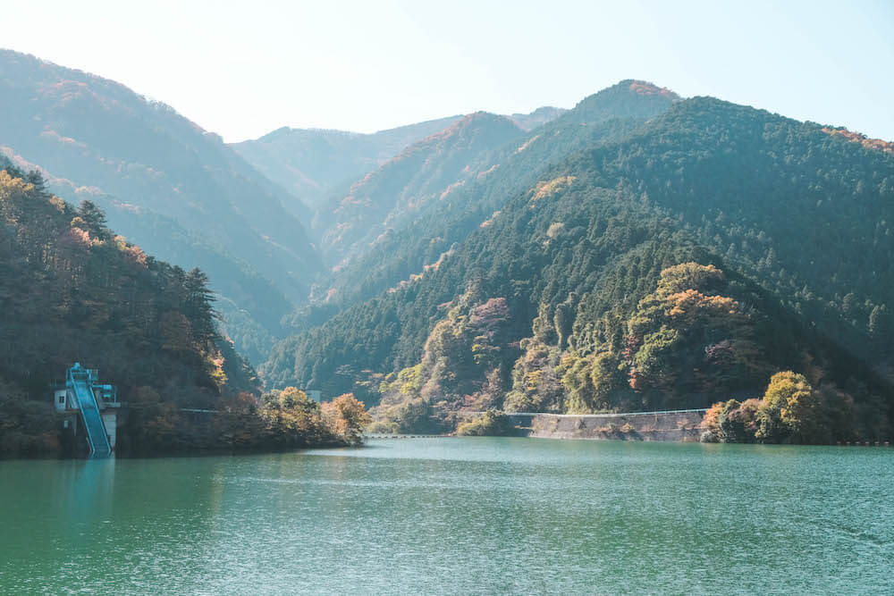 埼玉飯能 名栗湖紅葉 自駕近郊小旅行 最美的水壩沿景 日和hiyori