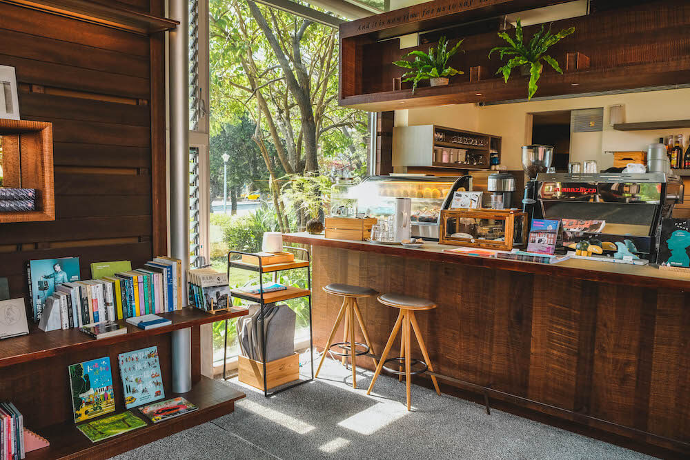 王大閎書軒 dh café：圓山花博咖啡廳推薦，隱身北美館旁綠意圍繞的玻璃書屋