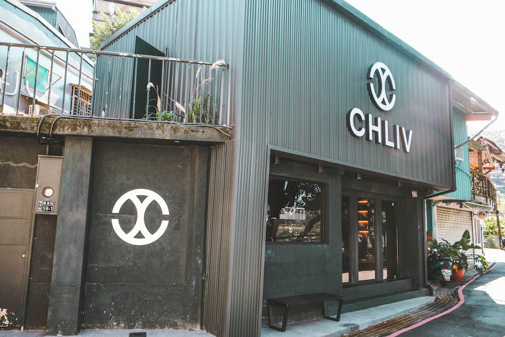九份咖啡廳「CHLIV Jiufen」：極簡風格世界冠軍拉花，療癒眺望海景咖啡館