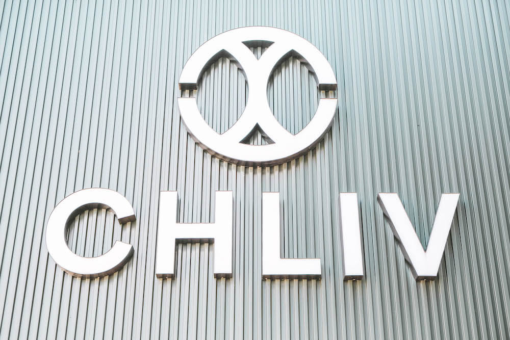 九份咖啡廳「CHLIV Jiufen」：極簡風格世界冠軍拉花，療癒眺望海景咖啡館