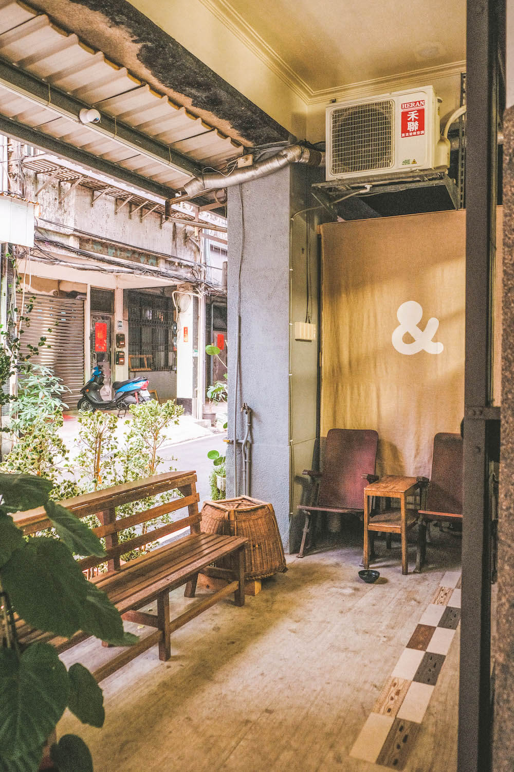 新開幕！中山區咖啡廳「HERE &U」：三坪老屋改造小空間，綠意圍繞巷弄秘密基地53