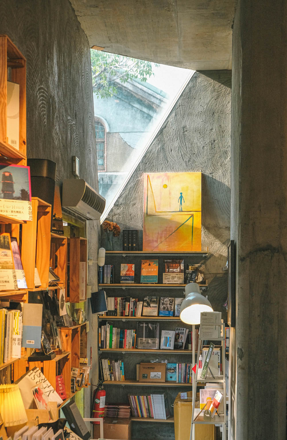 青鳥 Bleu&Book：華山秘密花園複合式書店咖啡廳，清水模搭配木系書櫃打造優雅空間