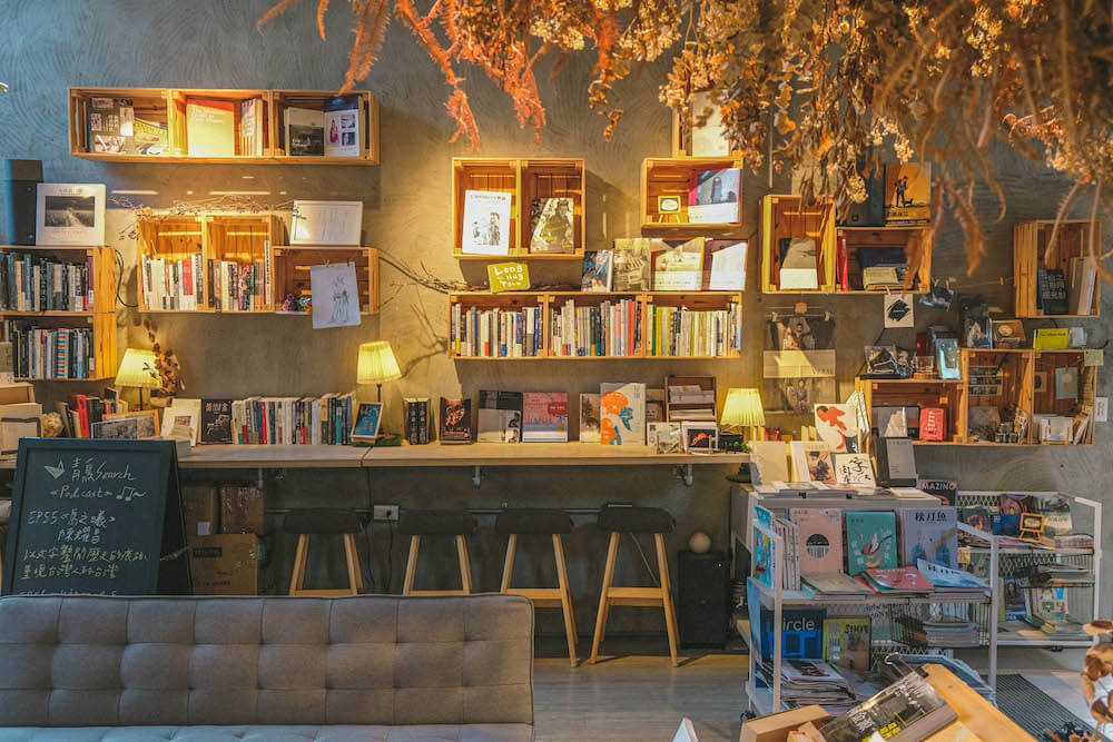 青鳥 Bleu&Book：華山秘密花園複合式書店咖啡廳，清水模搭配木系書櫃打造優雅空間