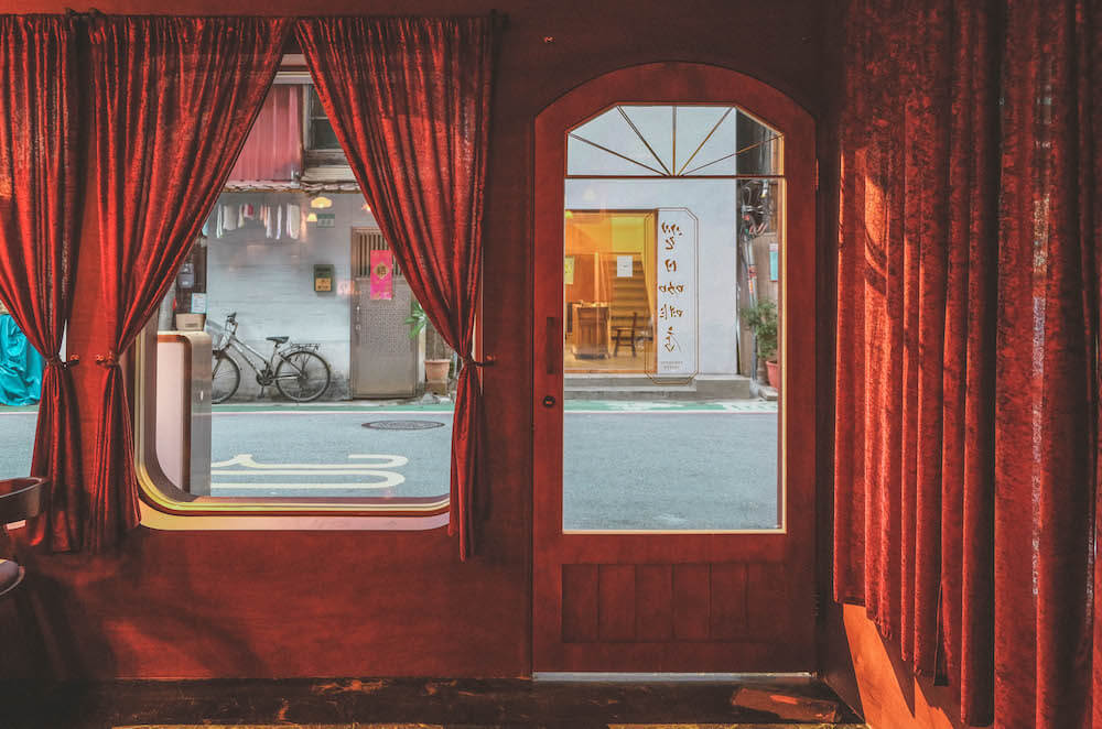 翌日咖啡店：台北潮州街磚紅珠寶盒，不限時＆營業至深夜的懷舊復古昭和式空間