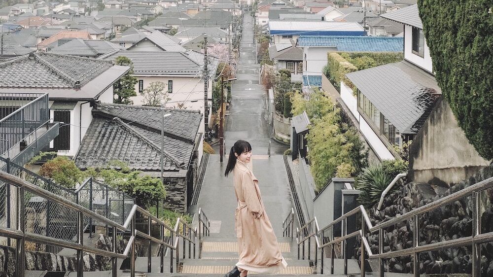 日劇《妻子變成小學生》取景地：東京多摩市聖蹟櫻之丘邂逅階梯・新島家・寺咖啡