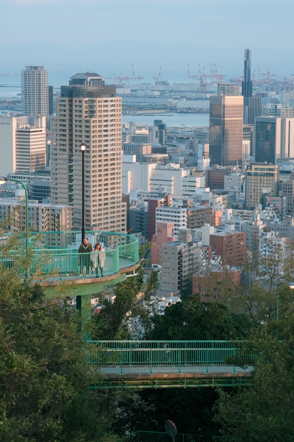 神戶「維納斯橋」：諏訪山公園私藏免費展望台，眺望神戶塔夕陽＆海港夜景