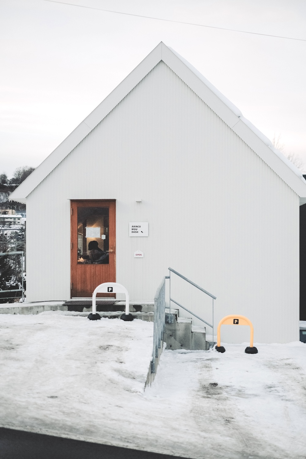 北海道小樽咖啡店「ARINCO MOU DASH」：船見坂上的三角小白屋，自家製紅豆奶油馬芬＆高質感空間眺望電車/雪窗景
