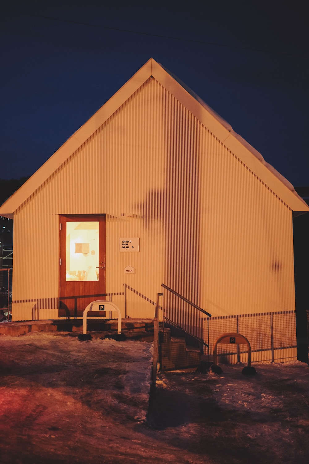 北海道小樽「ARINCO MOU DASH」：船見坂上的三角小白屋，自家製紅豆奶油馬芬＆高質感空間眺望電車/雪窗景