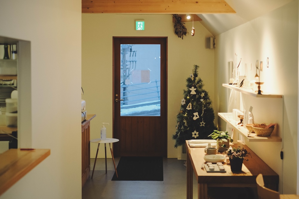 北海道小樽咖啡店「ARINCO MOU DASH」：船見坂上的三角小白屋，自家製紅豆奶油馬芬＆高質感空間眺望電車/雪窗景