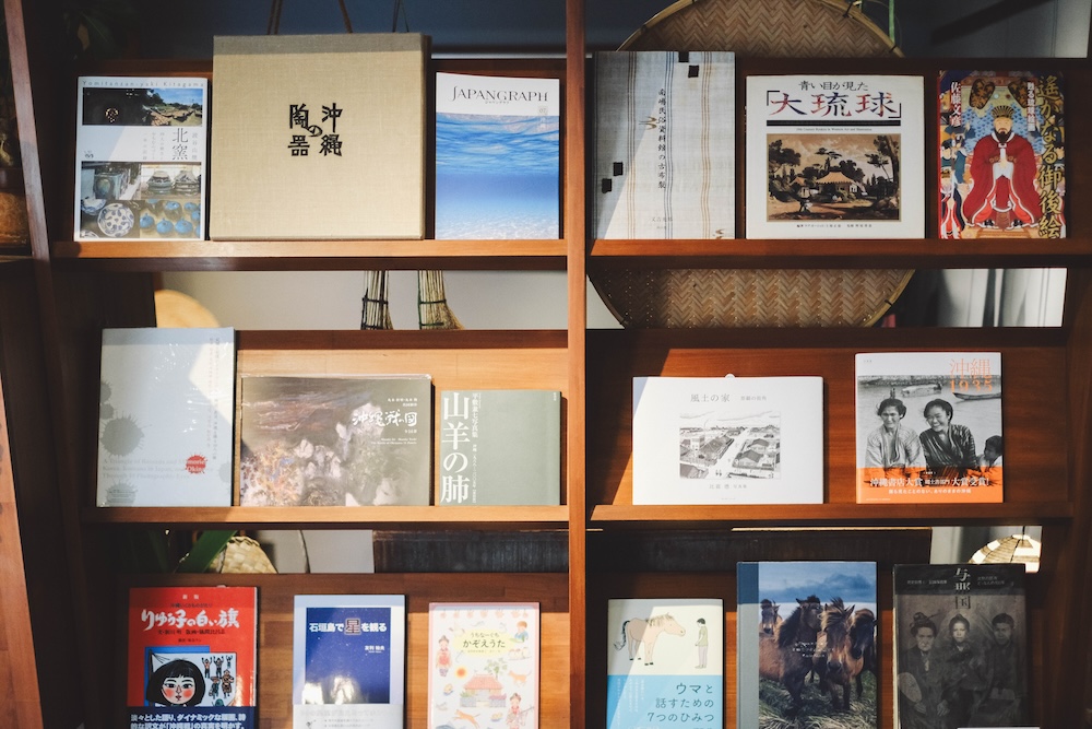 神戶岡本的小沖繩「まめ書房」：金澤夫婦打造的書籍＋工藝品文化空間