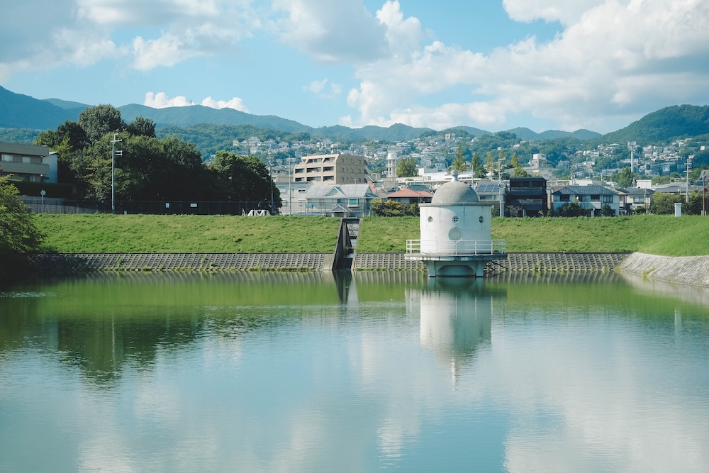 《螢火蟲之墓》防空洞取景地：兵庫縣西宮苦樂園口「Niteko池」＆西宮震災記念碑公園