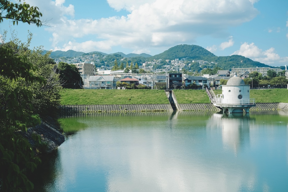 《螢火蟲之墓》防空洞取景地：兵庫縣西宮苦樂園口「Niteko池」＆西宮震災記念碑公園