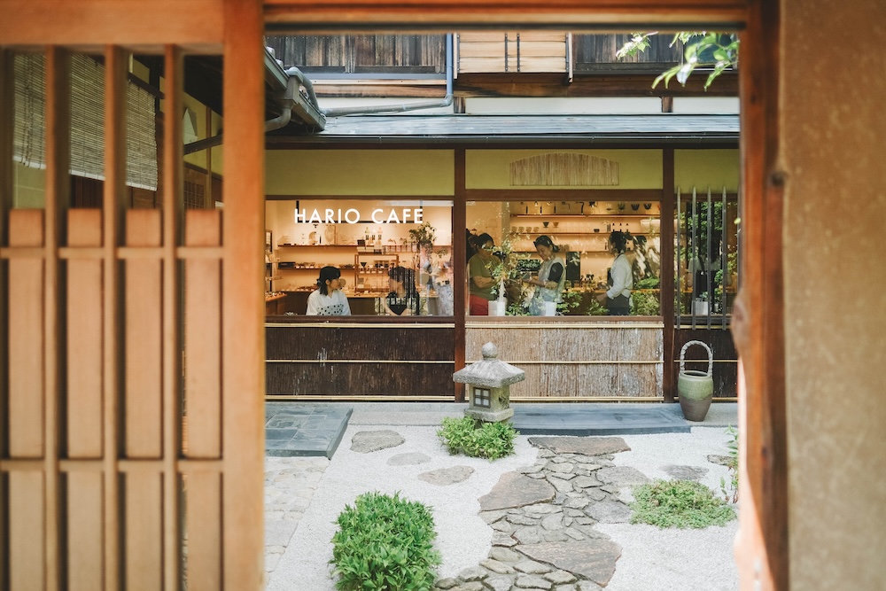 HARIO CAFE 京都店：藏身石塀小路，日本百年玻璃品牌「HARIO」旗下質感庭園咖啡店