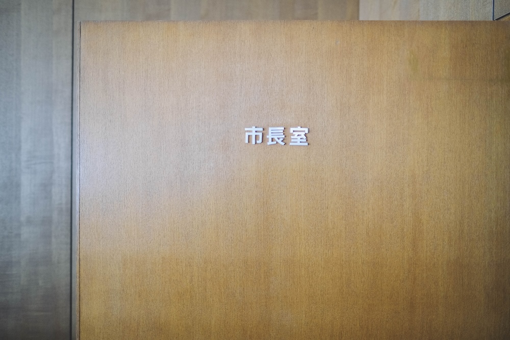 泊船：三重縣伊賀旅，舊上野市廳舍改建質感藝術旅宿