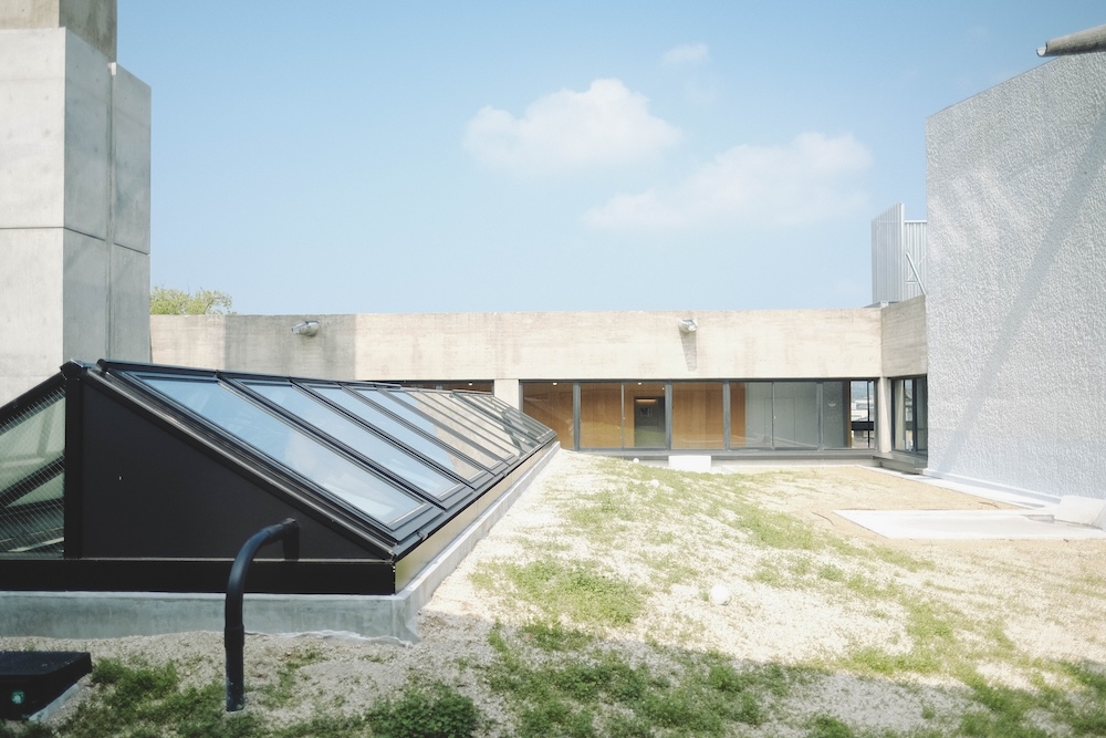 泊船：三重縣伊賀旅，舊上野市廳舍改建質感藝術旅宿