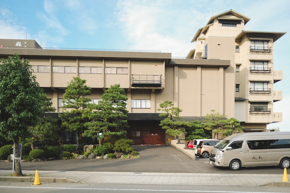石川片山津溫泉：最古溫泉旅館「湖畔の宿 森本」／柴山瀉絕景「愛染寺」／人氣麵包坊「HIKARU BACKERY」／咖啡專門店「mie coffee」／谷口吉生設計總湯109