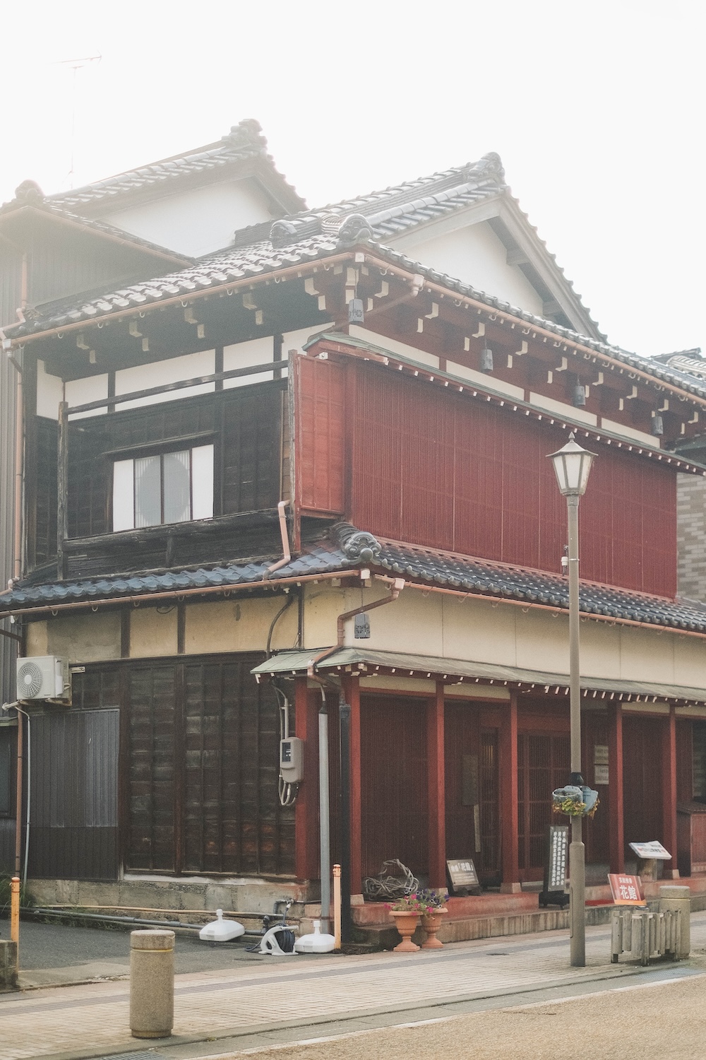 石川片山津溫泉：最古溫泉旅館「湖畔の宿 森本」／柴山瀉絕景「愛染寺」／人氣麵包坊「HIKARU BACKERY」／咖啡專門店「mie coffee」／谷口吉生設計總湯111