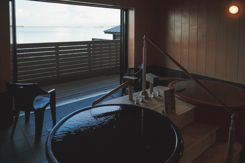 石川片山津溫泉：最古溫泉旅館「湖畔の宿 森本」／柴山瀉絕景「愛染寺」／人氣麵包坊「HIKARU BACKERY」／咖啡專門店「mie coffee」／谷口吉生設計總湯140