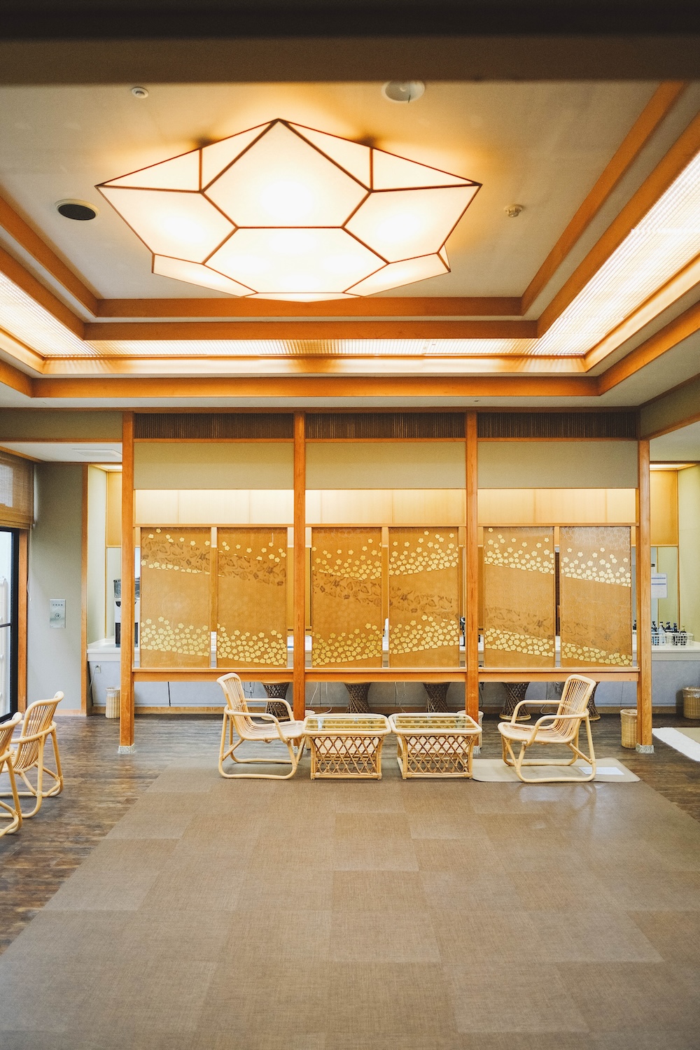 石川片山津溫泉：最古溫泉旅館「湖畔の宿 森本」／柴山瀉絕景「愛染寺」／人氣麵包坊「HIKARU BACKERY」／咖啡專門店「mie coffee」／谷口吉生設計總湯24