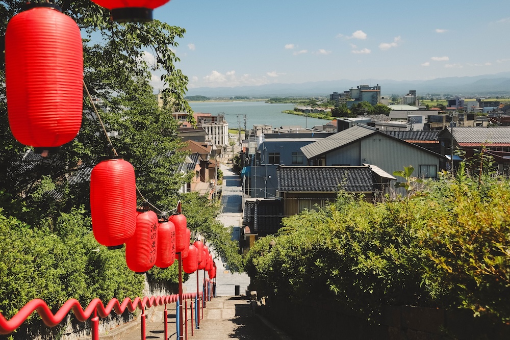 石川片山津溫泉：最古溫泉旅館「湖畔の宿 森本」／柴山瀉絕景「愛染寺」／人氣麵包坊「HIKARU BACKERY」／咖啡專門店「mie coffee」／谷口吉生設計總湯261