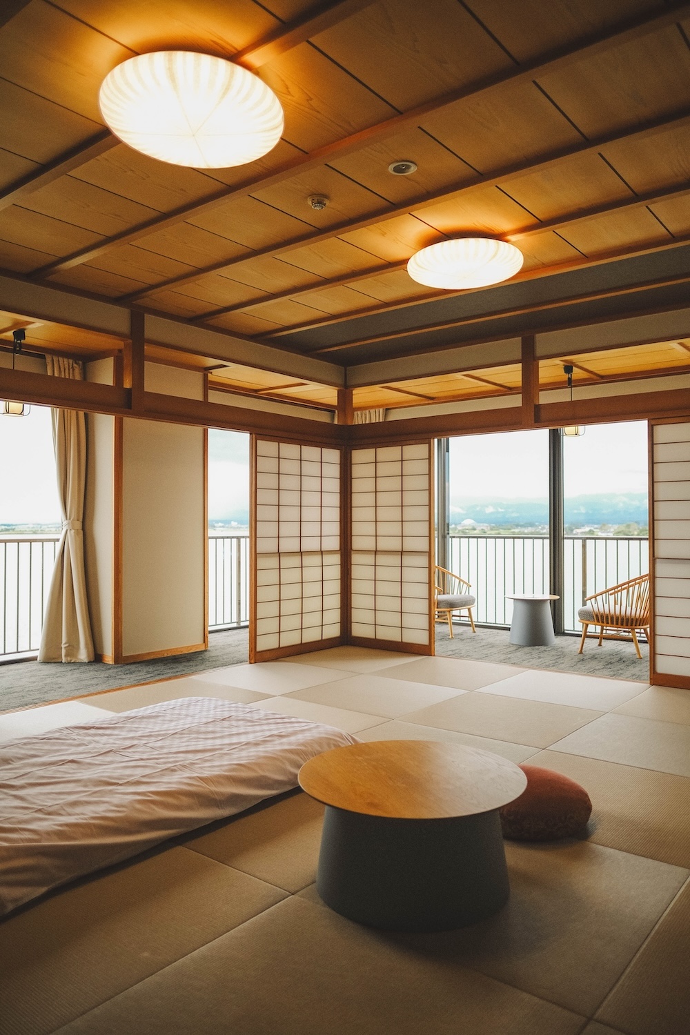 石川片山津溫泉：最古溫泉旅館「湖畔の宿 森本」／柴山瀉絕景「愛染寺」／人氣麵包坊「HIKARU BACKERY」／咖啡專門店「mie coffee」／谷口吉生設計總湯37