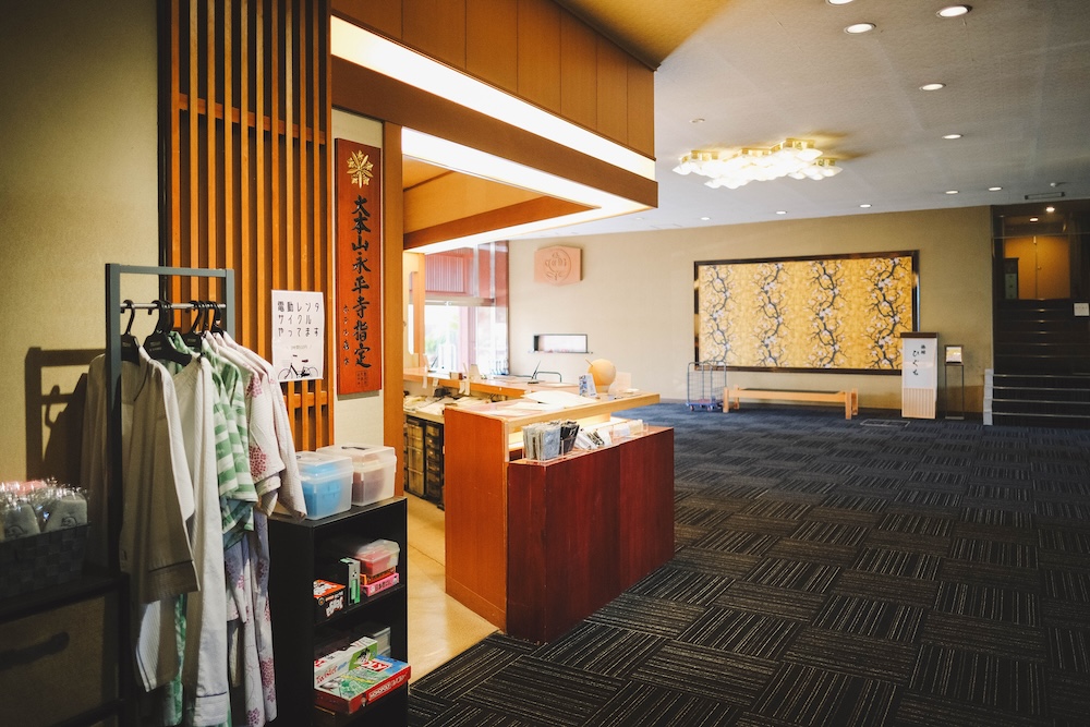 石川片山津溫泉：最古溫泉旅館「湖畔の宿 森本」／柴山瀉絕景「愛染寺」／人氣麵包坊「HIKARU BACKERY」／咖啡專門店「mie coffee」／谷口吉生設計總湯98