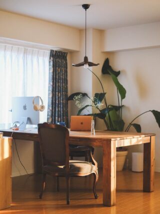 Home Diary 🕰️
⁡
盛夏宜打理生活，記錄一些美好居家日常。
⁡
⁡
⁡
在夕陽下釀完今年份梅酒，還迷上涼拌櫛瓜 / 
⁡
謝謝 @iambnhong 來日本送的漆器筷子 /
⁡
這季節能吃到章姫草莓覺得感動 /
⁡
真心誠意愛 @sleepytofu_jp 新床墊 /
⁡
⁡
⁡
⁡
#神戶生活 #在日生活
#おうち時間 #暮らしの記録 #丁寧な暮らし #日常を切り取る #和食 #インテリア #富士フィルムに恋してる