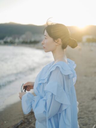 夕焼け雲を見ながら夕涼み
今年も素敵な海の日を過ごせて幸せ🐋
⁡
⁡
⁡
夏季的神戶，從須磨海岸開始。
⁡
連續幾年因工作錯過，今年終於能記錄下海之日的模樣。
⁡
從最近的車站搭上電車，不用換乘就能直達海灘。依山傍海的日常，是身為神戶人最浪漫的幸福。
⁡
日落後的夕涼み，人潮依舊不減。天空從橘染成粉，再慢慢變為靛紫色，彷彿正慶祝這個屬於大海的日子。
⁡
明年，也要繼續用鏡頭寫下更多故事。
⁡
⁡
⁡
🐺🐑
#海の日 #神戸 #須磨 #夕涼み #夏の風物詩
#ライトブルー #富士フイルムに恋してる